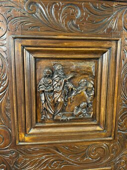 Starožitná vyřezávaná skříň (135030) - 5