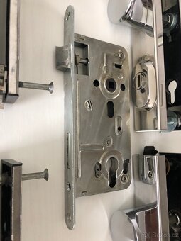 Dveřní kování rozteč 90 - 5