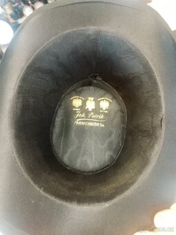 klobouk po pradědovi a obrazy - 5