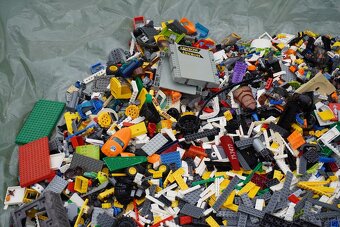 Lego 24,7 kg + návody - 5