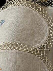 Sada starých ručně vyšívaných deček na chalupu - 5