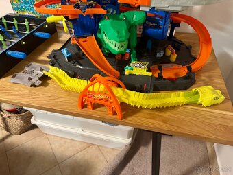 HOT WHEELS CITY T-REX MEGA GARÁŽ + 50 autíček - 5