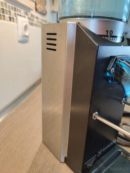 Italský mlýnek na espresso Rancilio Rocky Doserless - 5