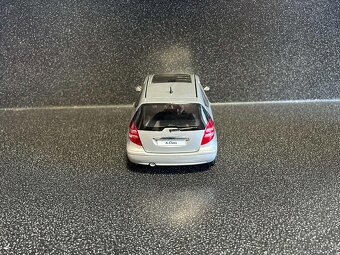 Mercedes Benz A W169 1:18 - 5