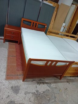 Prodám krásnou bytelnou postel 100 x 200 cm s nočním stolkem - 5