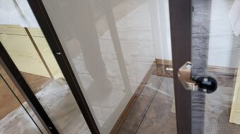 Skleněné vitríny – 3 ks – elegantní provedení, podsvícené - 5