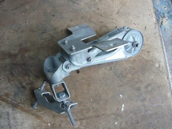 Pozinkovaný nástěnný otočný držák. 200 kč - 5