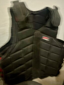 Vesty a přilby na koně - 5