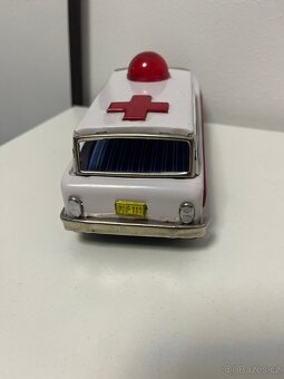 Staré plechový model sanitky - 5