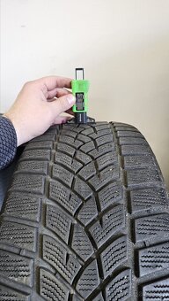 Zimní pneumatiky 235/45/20, Goodyear, DOT3120
- 5