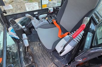 Prodám bagr Hitachi ZX26U-6, rok starý, hydraulický upínač - 5