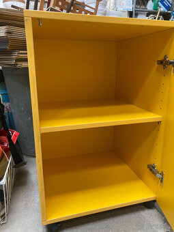 Skříňka TECHO se zámkem nízká na kolečkách 800 kč - 5