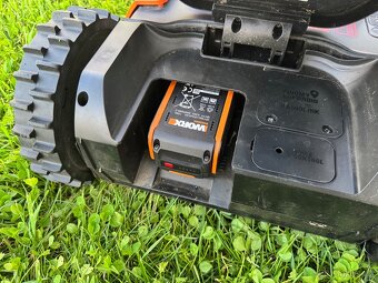 Robotická sekačka WORX M700 - super stav - 5