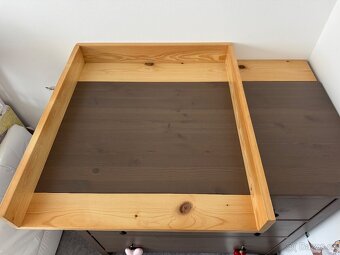 Přebalovací pult s podložkou na HEMNES komodu - 5