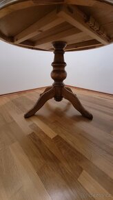 Dřevěný kulatý stůl + 4 židle - 5
