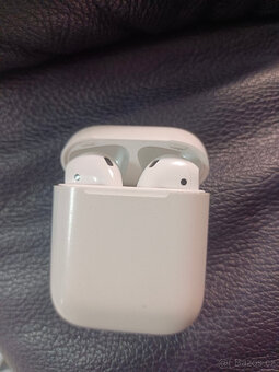 Bezdrátová sluchátka Apple AirPods, pouzdro Lightning - 5