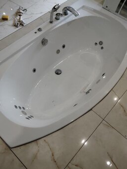 Luxusní vířivá vana s tryskami a světlem – téměř nepoužívaná - 5