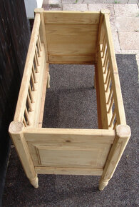 Starožitná dětská postýlka s řezbou - 5