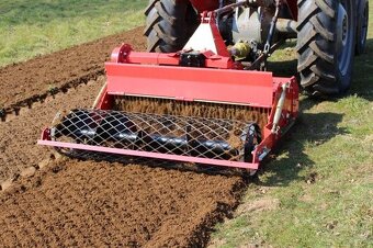 Zakladač trávníků za traktor SB - 5