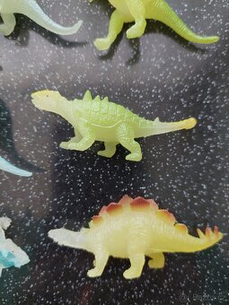 Fosforove figurky dinosauru +2 navic - 5