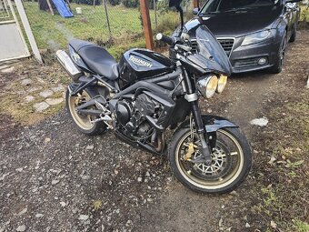 Triumph Street Triple R
- 5
