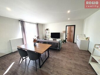 Pronájem bytové jednotky 2+kk, 57,5 m2 v rodinném domě v Náv - 5