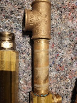 Rozdělovač s vývody pro adaptéry Giacomini. - 5