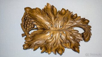 Vyřezávaná skříňka, vyřezávané poličky, podstavce na květiny - 5