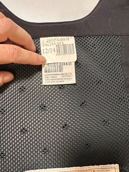 Jezdecká vesta Fouganza + helma TCM – dětský komplet (700 Kč - 5