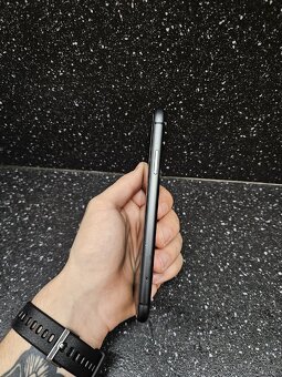 iPhone 11. 128 GB Černý 82% baterie - 5