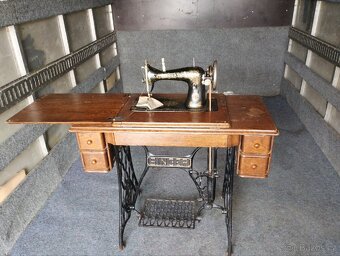 Starý šlapací šicí stroj Singer - 5