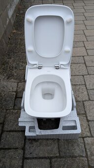 WC mísa se zadním vývodem, sedátko slow motion - 5