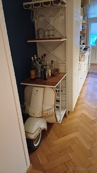 Bar/vinotéka/stojan na víno ve stylu skútru Vespa - 5