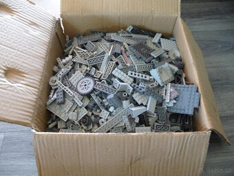 cca 11kg Lego kostek - rozděleno dle barev - 5
