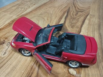 Ford Mustang GT 1999 1/18 Maisto - 5