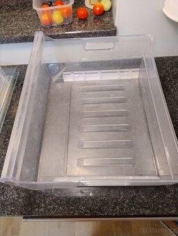 Šupliky, přihrádky a police z chladničky Whirlpool - 5