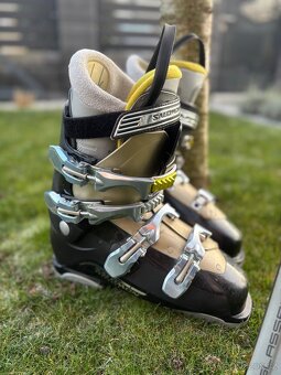 Lyže Fischer, lyžáky Salomon, hůlky, helma a brýle - 5