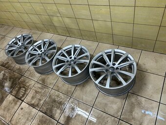 Audi 18 ALU disky 4N0601025A - 5