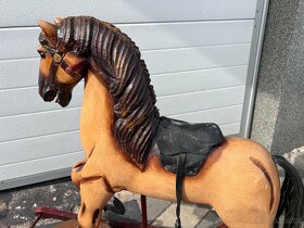 Veliký dřevěný houpací kůň na kolečkách malovaný - 5