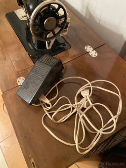 Skříňový šicí stroj - 5