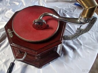 Gramofon "His Master's Voice" - 5