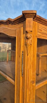 Elegantní starožitná vitrína - 5