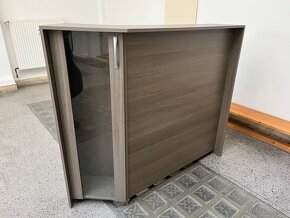 kadeřnický nebo kosmetický stolek se zrcadly a recepci - 5