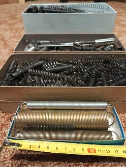 tři krabičky pružin z pozůstalosti nové - 5