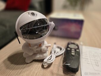 Projektor astronauta s hvězdnou oblohou LED svícením na zeď - 5