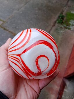 Váza s bílým opálovým a červeným linkovaným dekorem - 5