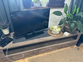 SKŘÍŇKA POD TELEVIZI - 5