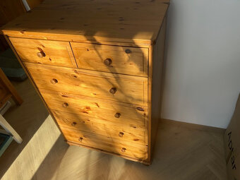 Manželská postel a prádelník z masivu - 5