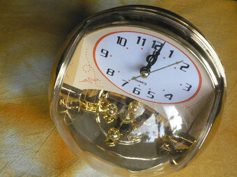 Hodiny, budíky, louskáček, zápalky, hračky aj. - 5