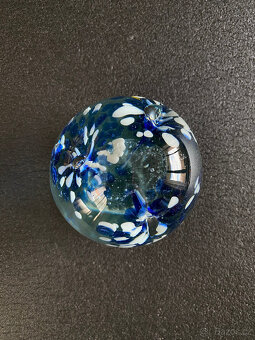 Skleněné těžítko Modré květy 8 cm, hutní sklo - 5